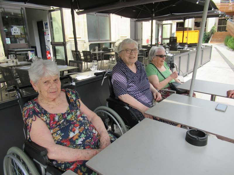 Détente à la terrasse du   Buffet de la Gare