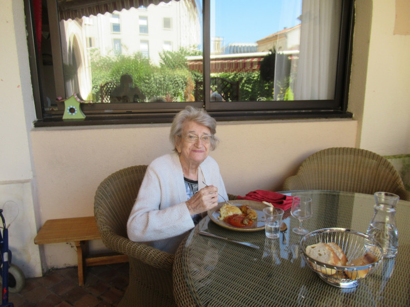 Repas  sur la terrasse de la résidence  en petit comité