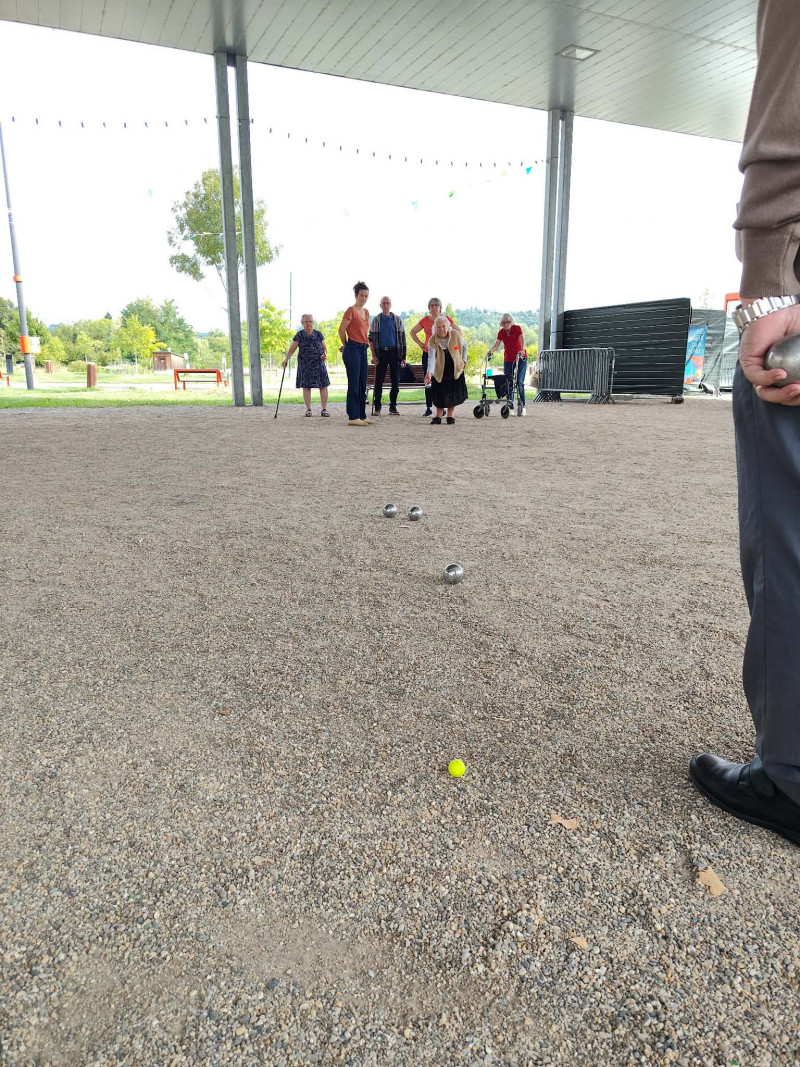 Ce matin, à la Résidence des Remparts, place à l’entraînement pour préparer le grand tournoi de pétanque du 16 septembre ! 🏆🎯