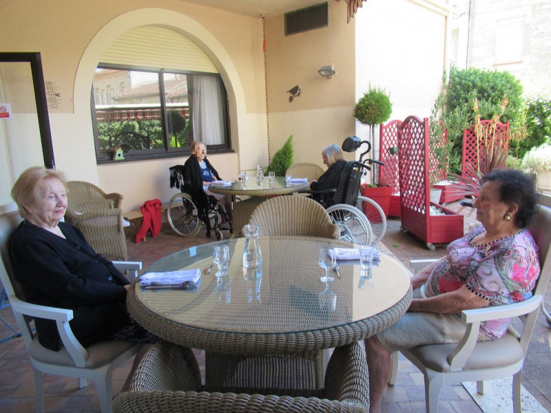 Repas  sur la terrasse de la résidence  en petit comité