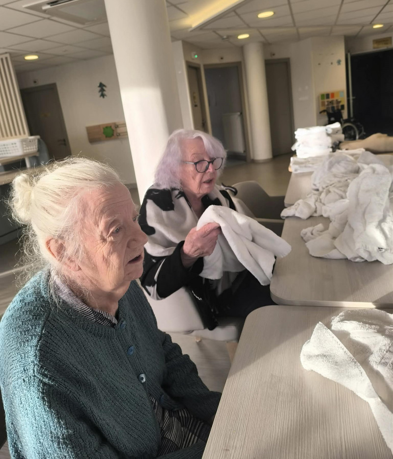 Atelier pliage de serviettes à la résidence