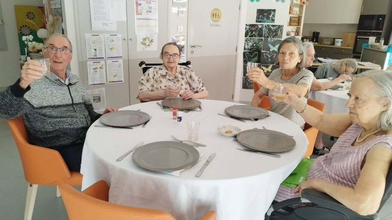 🥂 Même les jours fériés, la convivialité continue à la résidence !
