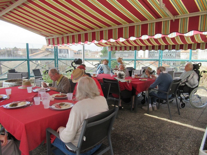 L’unité spécialisée déjeune sur la terrasse