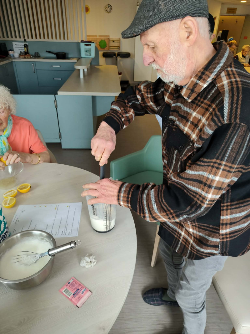 🌞 Atelier culinaire ce matin avec les résidents du 3ᵉ étage ! 🍋👩‍🍳
