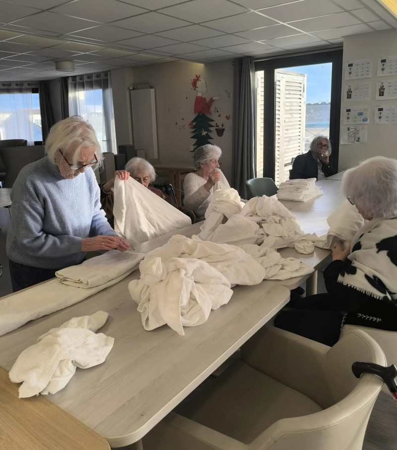 Atelier pliage de serviettes à la résidence