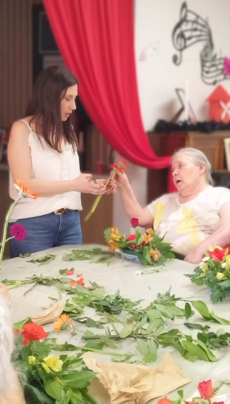✨ Atelier floral du mois de mai à l’EHPAD ✨🌸