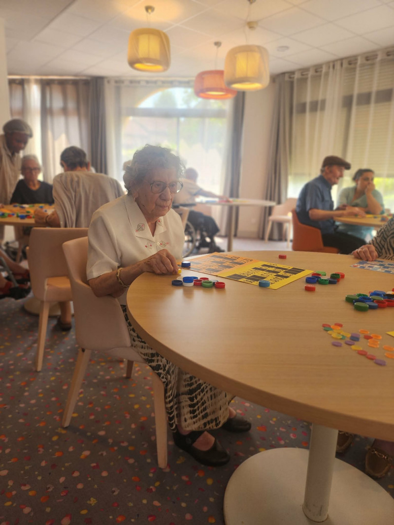 🎉 Cet après-midi, c'était l'heure du loto à la résidence des Remparts ! 🎲✨