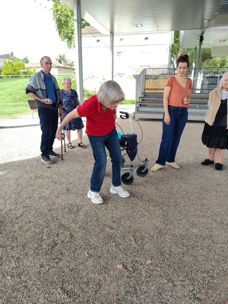 Ce matin, à la Résidence des Remparts, place à l’entraînement pour préparer le grand tournoi de pétanque du 16 septembre ! 🏆🎯