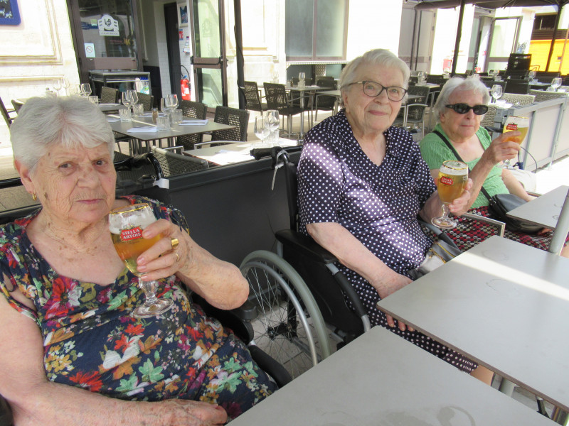 Détente à la terrasse du   Buffet de la Gare