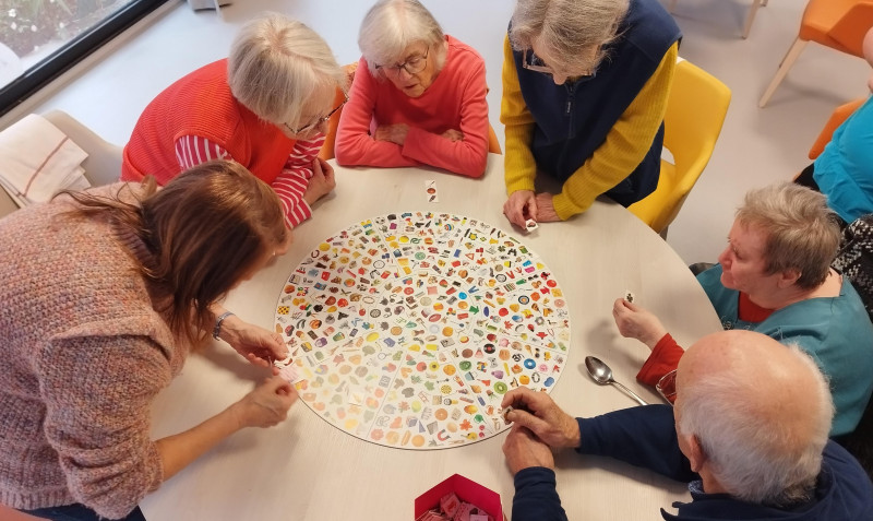 🎯👀 Moment ludique avec nos résidents : Jeu de l’Œil de Lynx ! 👀🎯
